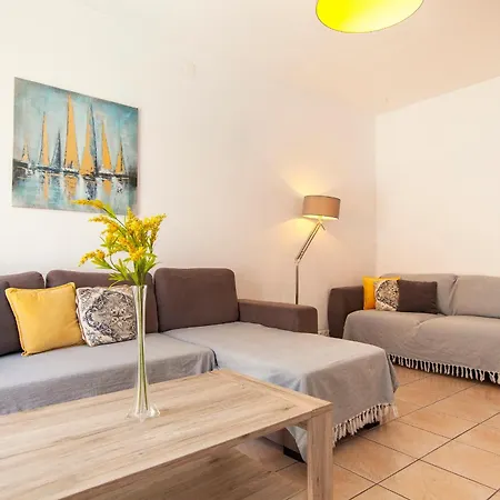 B63 - Corner Street Historic Center