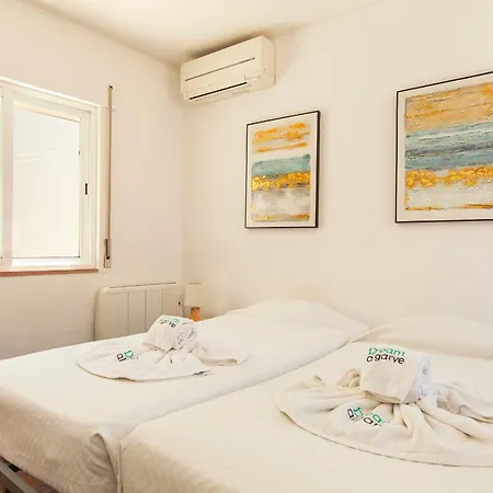 B63 - Corner Street Historic Center Apartament