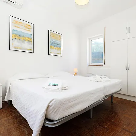 B63 - Corner Street Historic Center In Apartment *